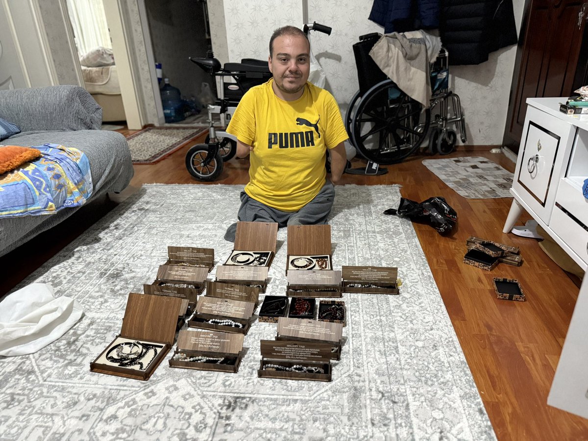 Hemen hemen bir haftaya yakın siftah yapamıyorum sipariş gelmiyor bu yakışıklı kardeşinizin birbirinden güzel tespihlerinden sipariş etmek ister misiniz shopier.com/ebtespih adresinden sipariş oluşturabilirsiniz sizlerden ricam paylaşımı daha çok kişinin görmesi adına paylaşır