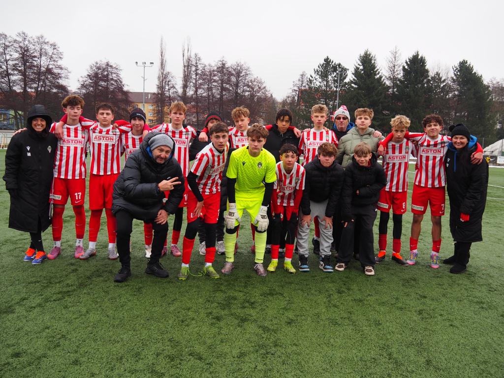 Viki dnes odvezla naši U15 k poslednímu letošnímu mistráku do Sokolova. Kluci uzavřeli podzim vítězně (2:1), na Žižkov přivezli 3 body a přezimují na bronzové příčce! 🤍❤️

#mladez #starsizaci