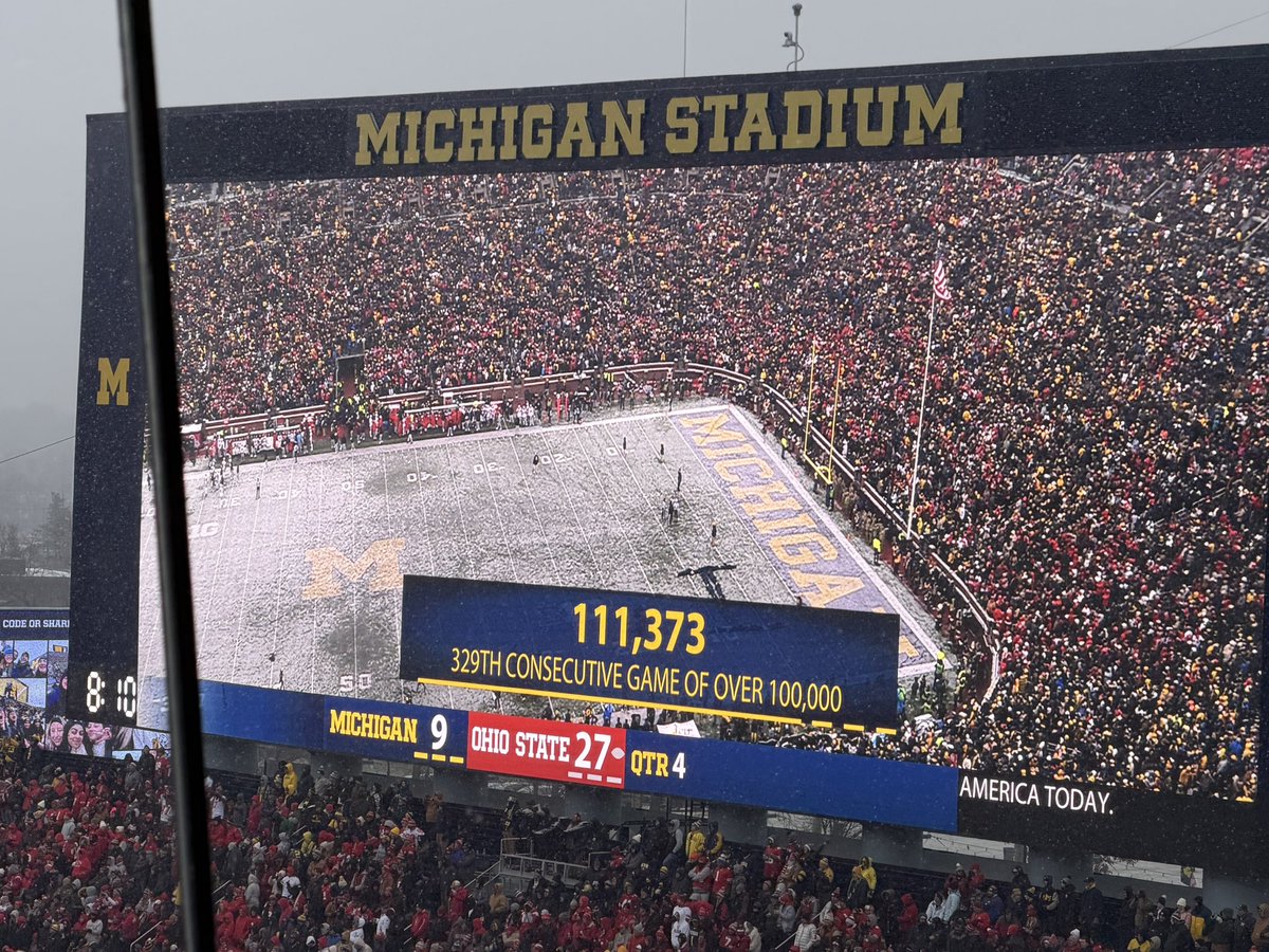 UMGoBlog's tweet image. Today’s attendance - 111,373 #GoBlue