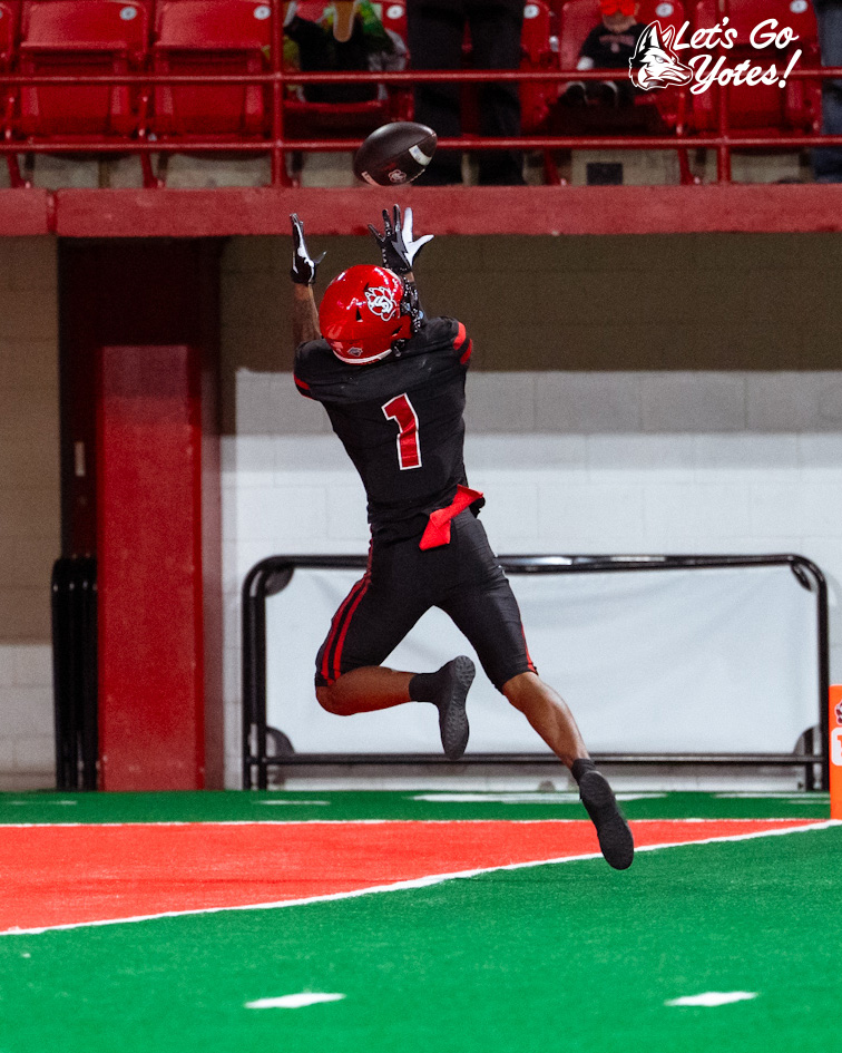 With his 3 TD grabs so far today, Larenzo Fenner has TIED the USD single-season program record for TD receptions (14)!

#GoYotes