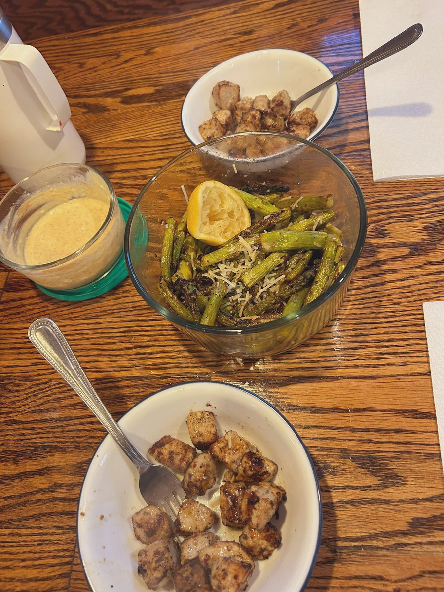 d0somethjng's tweet image. Ahi tuna bites with asparagus and homemade dipping sauce all courtesy of the air fryer … holy shit the man is in for a TREAT 😍😍