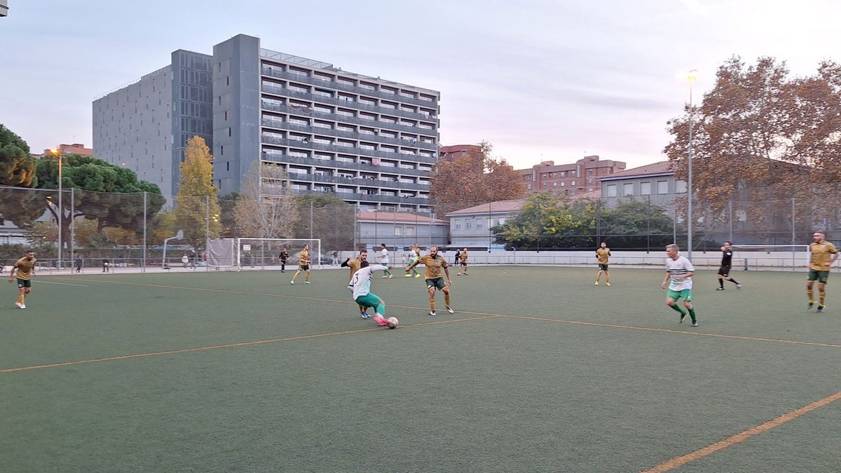 Un bon partit enfront del líder. Llàstima que ens han empatat quan faltaven pocs minuts per acabar. S'han ajuntat la falta d'encert davant porta i la bona actuació del porter rival. Resultat motivador. Endavant!
Sants, 2 - Sporting Ibèria, 2