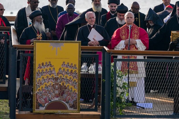 Hiristiyanlık batıl bir dindir
İznik bazilikası seçili yer olarak çeşitli pagan ayinleri, bir takım büyüler ve dinsel ritüeller ile kendilerince ortamı kutsadılar! 
Tanrının yeryüzü temsilcisi Papa bu hamlesiyle işgalcilere gerisi sizde mesajını verdi
Sadece bir ayin değildi bu!