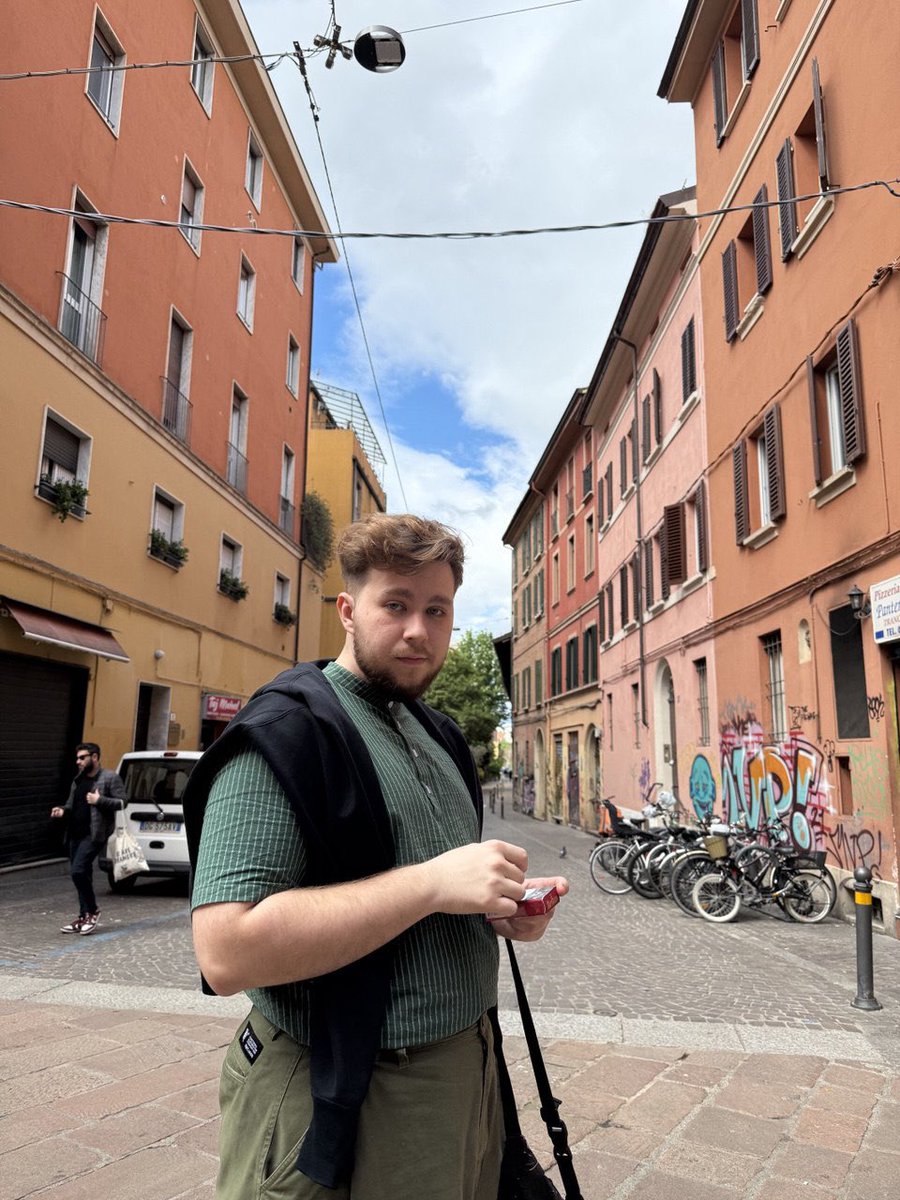 че точка tweet media