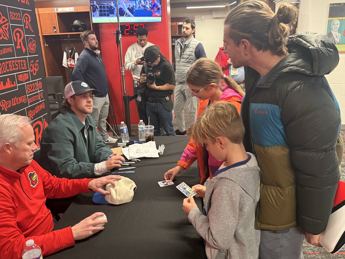khyjeezy's tweet photo. So cool meeting our favorite player! Ernie is so kind! He signed hundreds of autographs and each one had the same enthusiasm as the first. Thanks so much! The Brighton little
Leaguer in the photo was pumped! @RocRedWings @ernieclement28 https://t.co/oPctk7v4wu