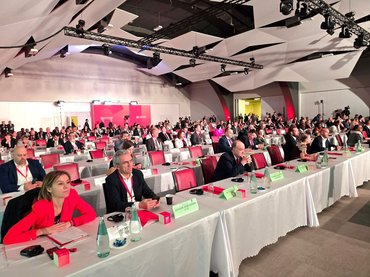 À #Malte, le socialiste dans l’âme Mahamadou Issoufou, ancien Président du #Niger, a marqué le Conseil de l’Internationale #Socialiste par un plaidoyer fort pour une équité Nord-Sud. Il a souligné que seul le développement des pays pauvres freine les migrations.