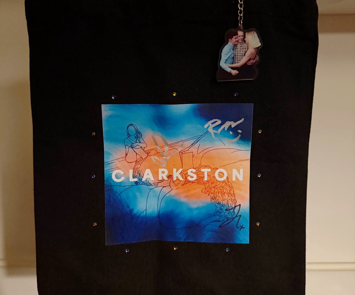 coloursofnickk's tweet image. still so thankful they signed the bag i made for them (theirs with open/closing date), for some friends and myself🥹