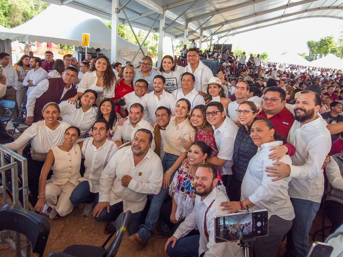 Con la Cuarta Transformación se garantiza el acceso a una vivienda digna como un derecho, no como un privilegio. 🏠
Acompañamos a la Presidenta <a href="/Claudiashein/">Claudia Sheinbaum Pardo</a> y a nuestra Gobernadora <a href="/MaraLezama/">Mara Lezama</a> en la entrega de las primeras viviendas del programa "Vivienda para el Bienestar"