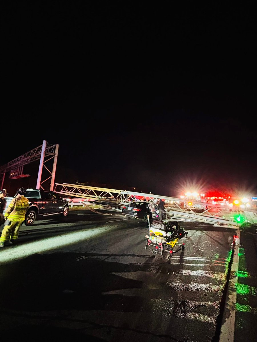 JoeBrunoWSOC9's tweet image. Last night on I-77 South in Charlotte, an overhead interstate sign collapsed on a car. The driver was trapped under the wreckage. Charlotte FD completed a complex extrication in under 30 minutes to free the driver. Two people were taken to the hospital with serious injuries…