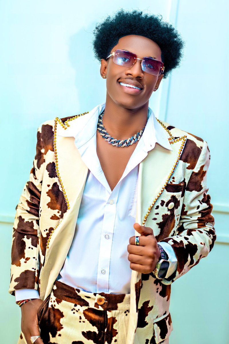 SwagGang256's tweet photo. Congratulations to me and my sweet Funs, Thank you Lord🙏 Suit:@KhalidFashion1 @PrinceParkerUG #viralpost https://t.co/SkisT2Fu6s