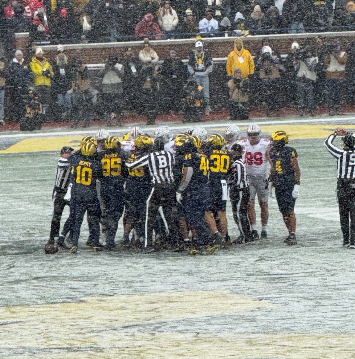 BarstoolTate's tweet image. So now they wanna fight??? 🤣🤣🤣

Should’ve fought harder DURING the game, tough guys.