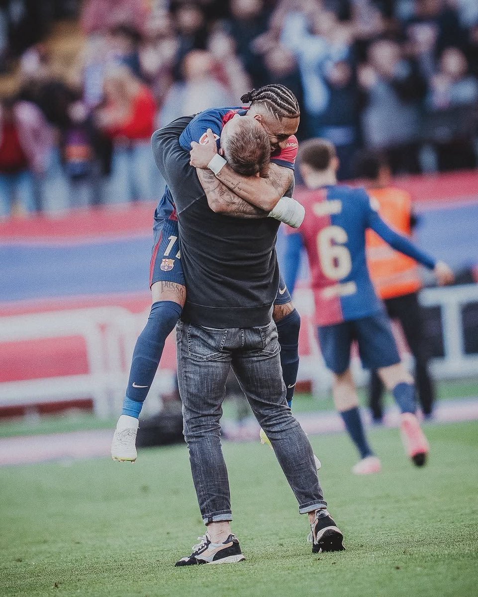 aleeexFCB's tweet image. Creo que es el momento de hacernos fuertes y estar a muerte con Hansi Flick.

Devolvió la ilusión a la afición después de muchos años y dejarlo ir sería uno de los peores errores de la historia del FC Barcelona.

Es totalmente entendible que se le vea desgastado con el equipo, y…