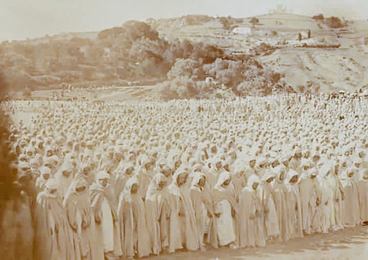 TactiqueDZ's tweet image. 🏛️ Le Burnous est l’identité de l’homme Algérien par excellence ! 🇩🇿

🕌 Prière de l’Aid à Bejaia fin 19e siècle