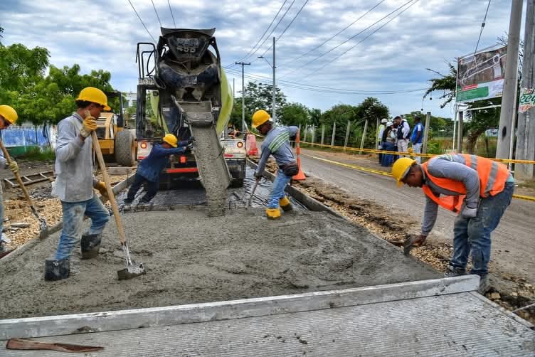 Este sábado la visita de inspección de obras le correspondió a la vía de acceso doble calzada de la vereda de #TierraBaja, una obra esperada por más de 30 años por la comunidad.

Esta importante vía de más de kilómetro y medio (1.5) de concreto rígido, conectará próximamente con