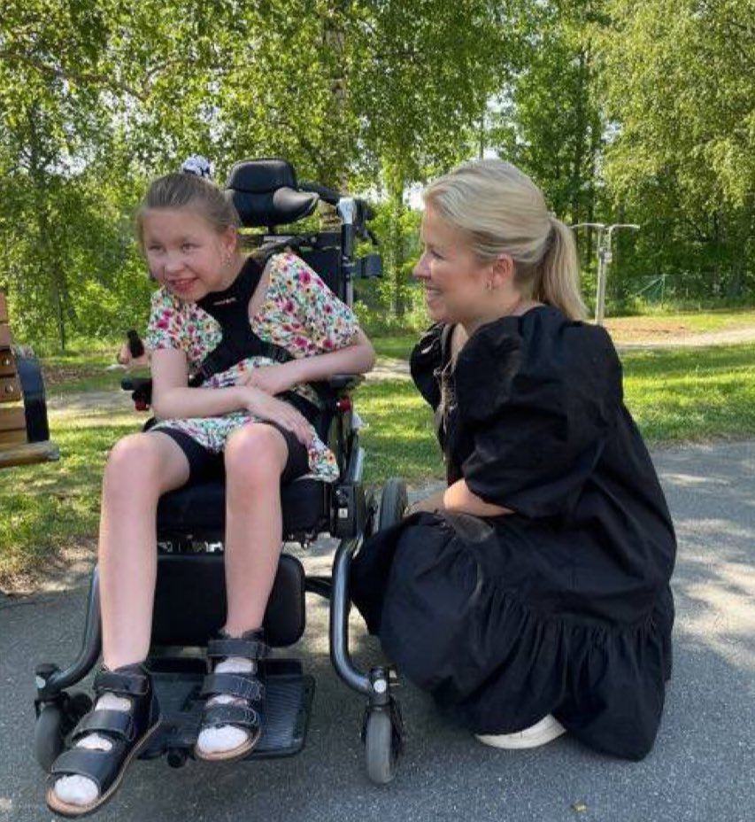 Un etíope de 15 años (menor de edad), que llegó a Suecia como menor no acompañado, dejó en estas condiciones a una niña en Suecia en 2022 después de violarla y darle golpes hasta comprometer órganos y dejarla en silla de ruedas, ni multa ni cárcel ni expulsión porque sufría un