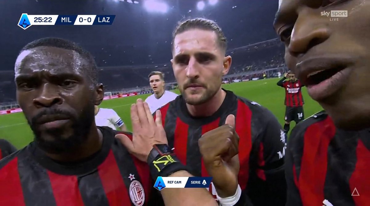 Lasciamosta's tweet image. Cicalone appena scende dalla metro: