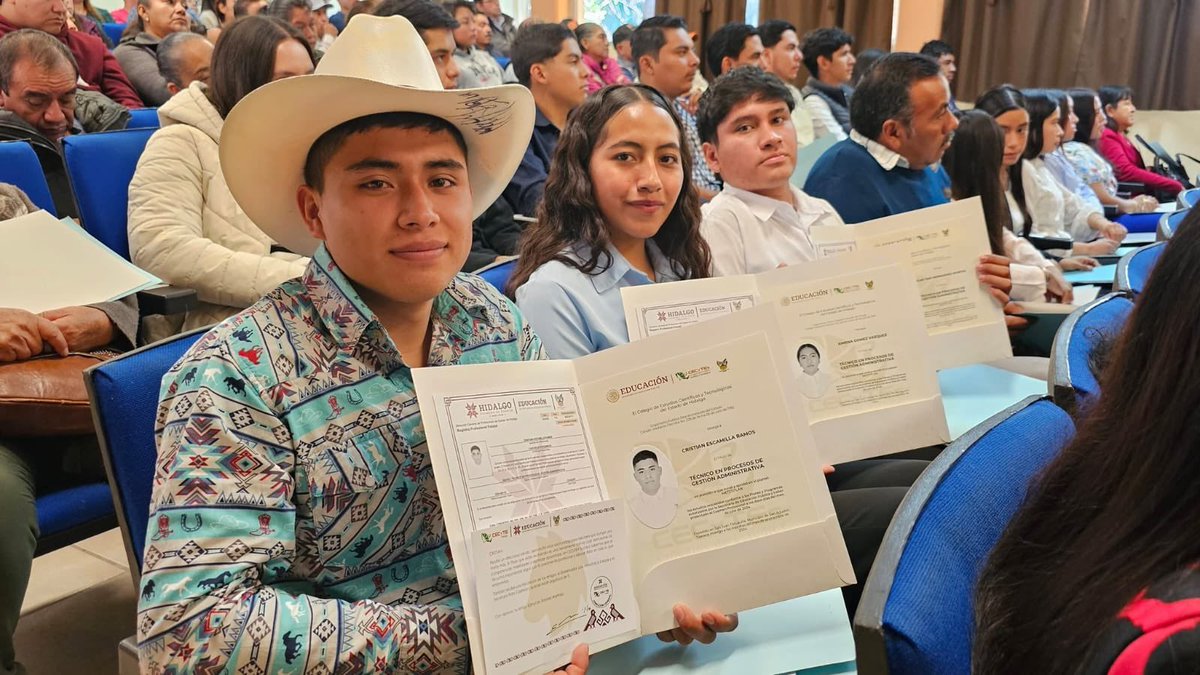 SEPHidalgo's tweet image. El CECyTE Hidalgo, plantel Metztitlán, entregó títulos profesionales a más de 20 jóvenes de las áreas de Alimentos y Bebidas, Gestión Administrativa, Enfermería y Soporte Técnico, un logro que abre nuevas oportunidades académicas y laborales para la juventud hidalguense.

El…