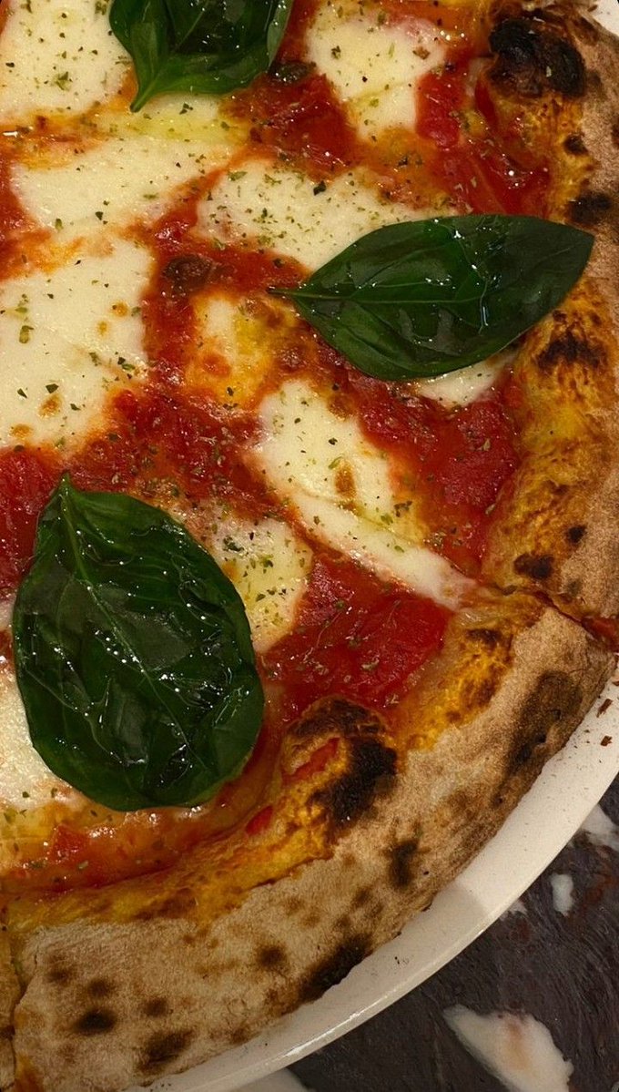 La pizza del sabato sera: l’unica relazione stabile che non chiede spiegazioni.

Luca Ward