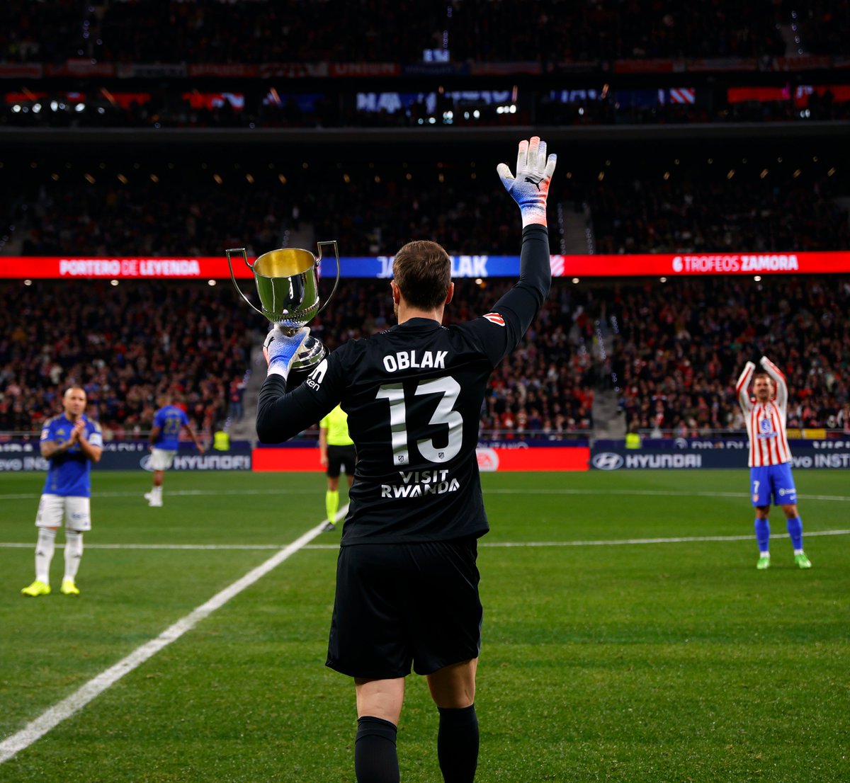 Atleti's tweet photo. Seis Trofeos Zamora.
Jan Oblak, eres leyenda. 🐐 https://t.co/ligtV6q3xk