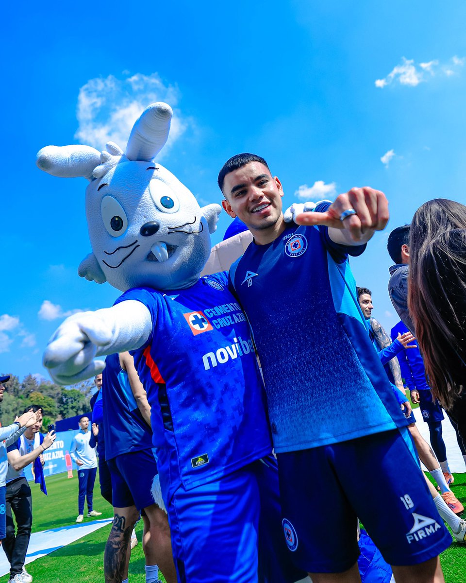 CruzAzul's tweet photo. Ambientazo en La Noria para el Banderazo Cemento Cruz Azul. 💙🚂 https://t.co/9sWkJlfIf4