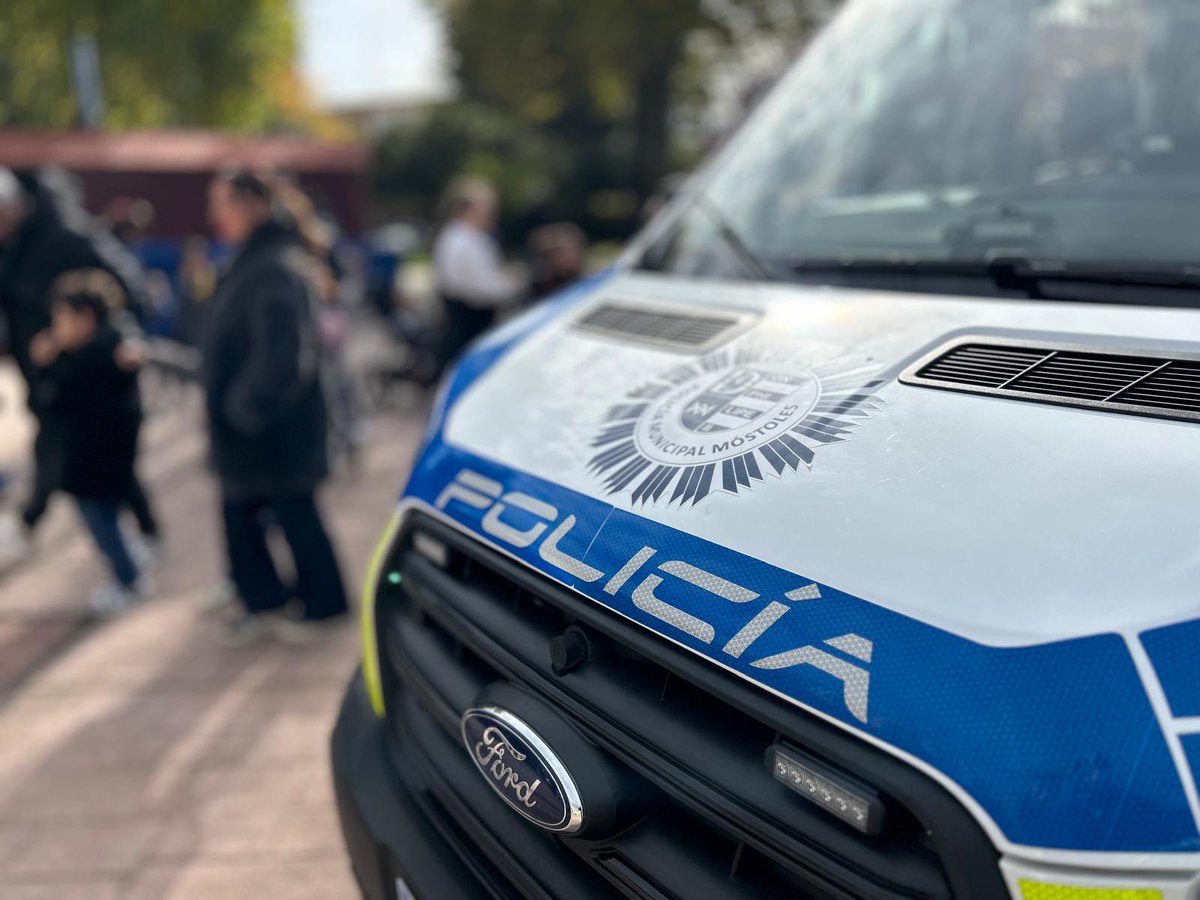 policiaMostoles's tweet photo. 👧🧒 En eventos con mucha gente, como #Navipark, recordad a los peques qué hacer si se despistan: que memoricen o lleven apuntado su nombre y un teléfono de contacto, y que busquen siempre a la Policía. 💙🚓 #Móstoles #SeguridadInfantil #SeguridadCiudadana https://t.co/07d5PoWdAU