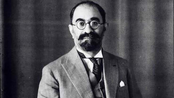 فكرِ برپا ساختنِ جشنِ «هزارهٔ فردوسی» و ساختنِ آرامگاهِ #فردوسی را #محمدعلی_فروغی پیشنهاد كرد و به ابتكارِ او بلیت‌هایِ بخت‌آزمایی از طرفِ انجمنِ آثارِ ملی منتشر شد و خریدِ آن موردِ استقبالِ گرمِ مردم قرار گرفت.

شرح زندگانی من/ عبدالله مستوفی