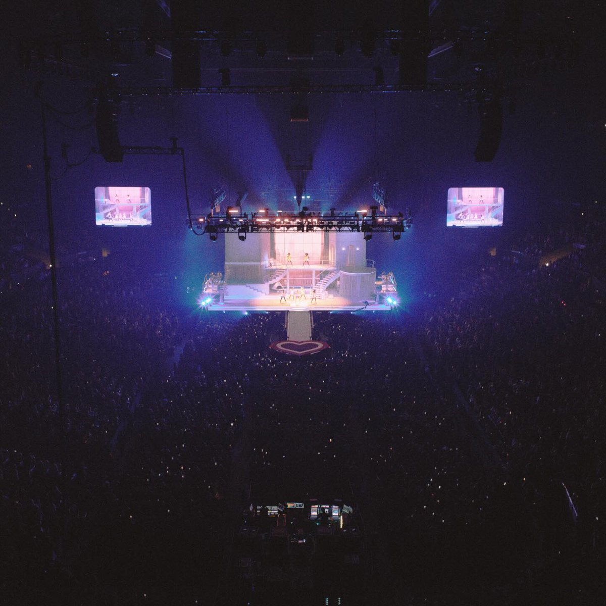 BUSYW0MAN's tweet image. sabrina deserves everything she’s achieved in life. she’s hardworking &amp;amp; dedicated to the things she does. forever happy to be a carpenter &amp;amp; support her 🥲 she truly is an inspiration in terms of dedication leads to success 🩵