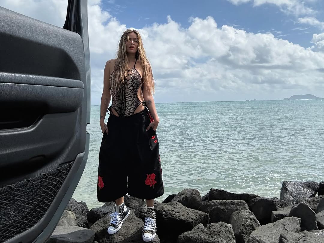 Unos días de descanso con la familia, recargando energía 🙌💖… trabajo, música y MÁS del mundo de la bichota que nos tiene siempre encendidos 😍🔥
¡Seguimos creando, soñando y vibrando alto! ✨💙
¿Listos para lo que viene? 👀💥

 #TeamBichota  #GirlPower  #FansDeLaBichota