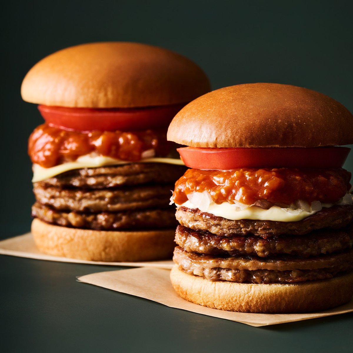 mos_burger's tweet image. ガッツリいきたい気分🔥
『トリプルモスバーガー』
『トリプルモスチーズバーガー』

※チーズは工場で加熱加工をしています。