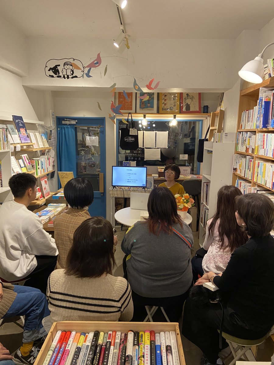 hon_to_hitsuji's tweet photo. 昨晩の藤崎亜矢子さん「夢の声を聴く」刊行記念イベントは大変に充実した時間となりました。まさに夢の声を聴き会話し自分の内面のメッセージに気づくためにレクチャーしていただきました。少しでも目覚めた時に見た夢の記憶をレコーディングしておいた方がいいですね。夢は自分のこれからをどう生きるかを伝えようとしているサインだと感じました。ご著書は昨晩参加者の方々にお買い上げいただきました。あと1冊ございますのでご興味ある方はぜひ店頭で。

⬇️版元さんのサイトでも購入出来ます
https://t.co/GcXhaMoaVB
