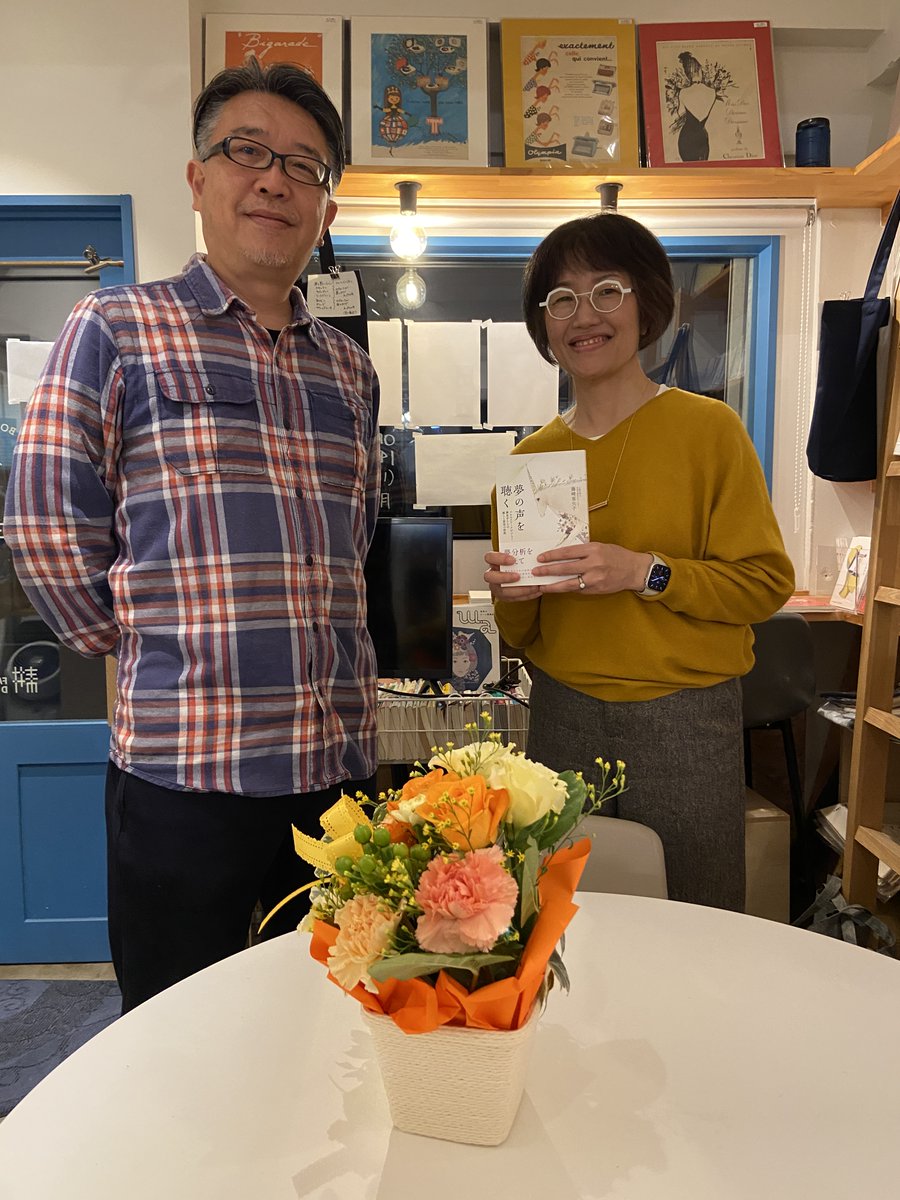 hon_to_hitsuji's tweet photo. 昨晩の藤崎亜矢子さん「夢の声を聴く」刊行記念イベントは大変に充実した時間となりました。まさに夢の声を聴き会話し自分の内面のメッセージに気づくためにレクチャーしていただきました。少しでも目覚めた時に見た夢の記憶をレコーディングしておいた方がいいですね。夢は自分のこれからをどう生きるかを伝えようとしているサインだと感じました。ご著書は昨晩参加者の方々にお買い上げいただきました。あと1冊ございますのでご興味ある方はぜひ店頭で。

⬇️版元さんのサイトでも購入出来ます
https://t.co/GcXhaMoaVB