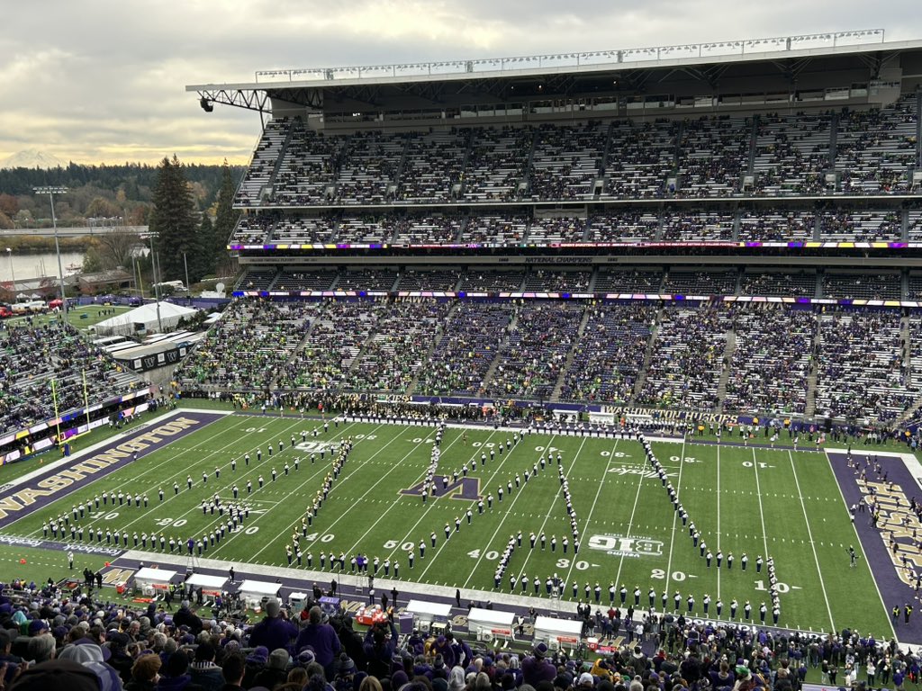 leicksm's tweet photo. Final regular season game. https://t.co/bBdAiNGxg4