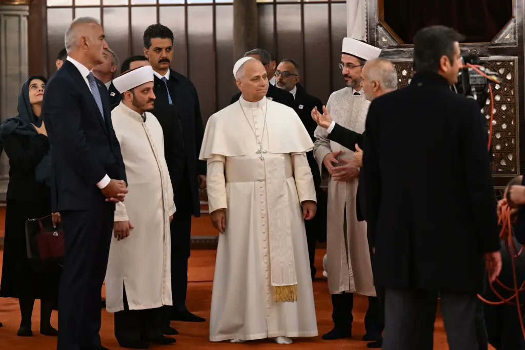 MarioNawfal's tweet image. 🇻🇦🇹🇷 OPINION: POPE LEO XIV WALKS BLUE MOSQUE IN WHITE SOCKS, SKIPS THE PRAYER, AND SNUBS HAGIA SOPHIA - THAT’S NOT A SLIGHT; IT’S A LINE IN THE SAND

Saturday morning in Istanbul.

The 1st American pope, Chicago-born Leo XIV, steps off the papal plane for his debut foreign trip -…