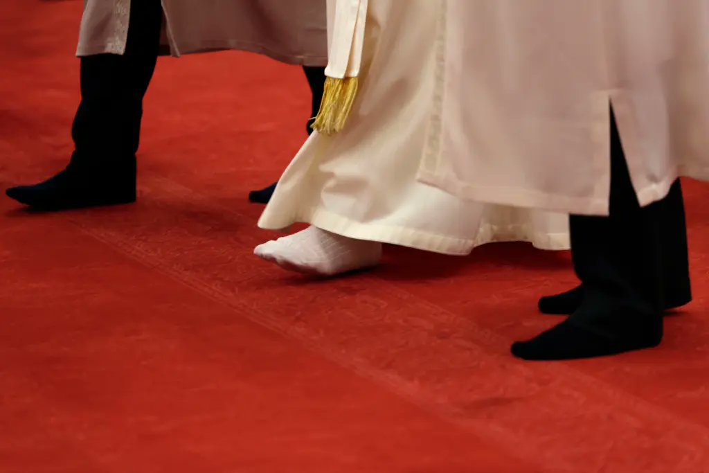 MarioNawfal's tweet image. 🇻🇦🇹🇷 OPINION: POPE LEO XIV WALKS BLUE MOSQUE IN WHITE SOCKS, SKIPS THE PRAYER, AND SNUBS HAGIA SOPHIA - THAT’S NOT A SLIGHT; IT’S A LINE IN THE SAND

Saturday morning in Istanbul.

The 1st American pope, Chicago-born Leo XIV, steps off the papal plane for his debut foreign trip -…