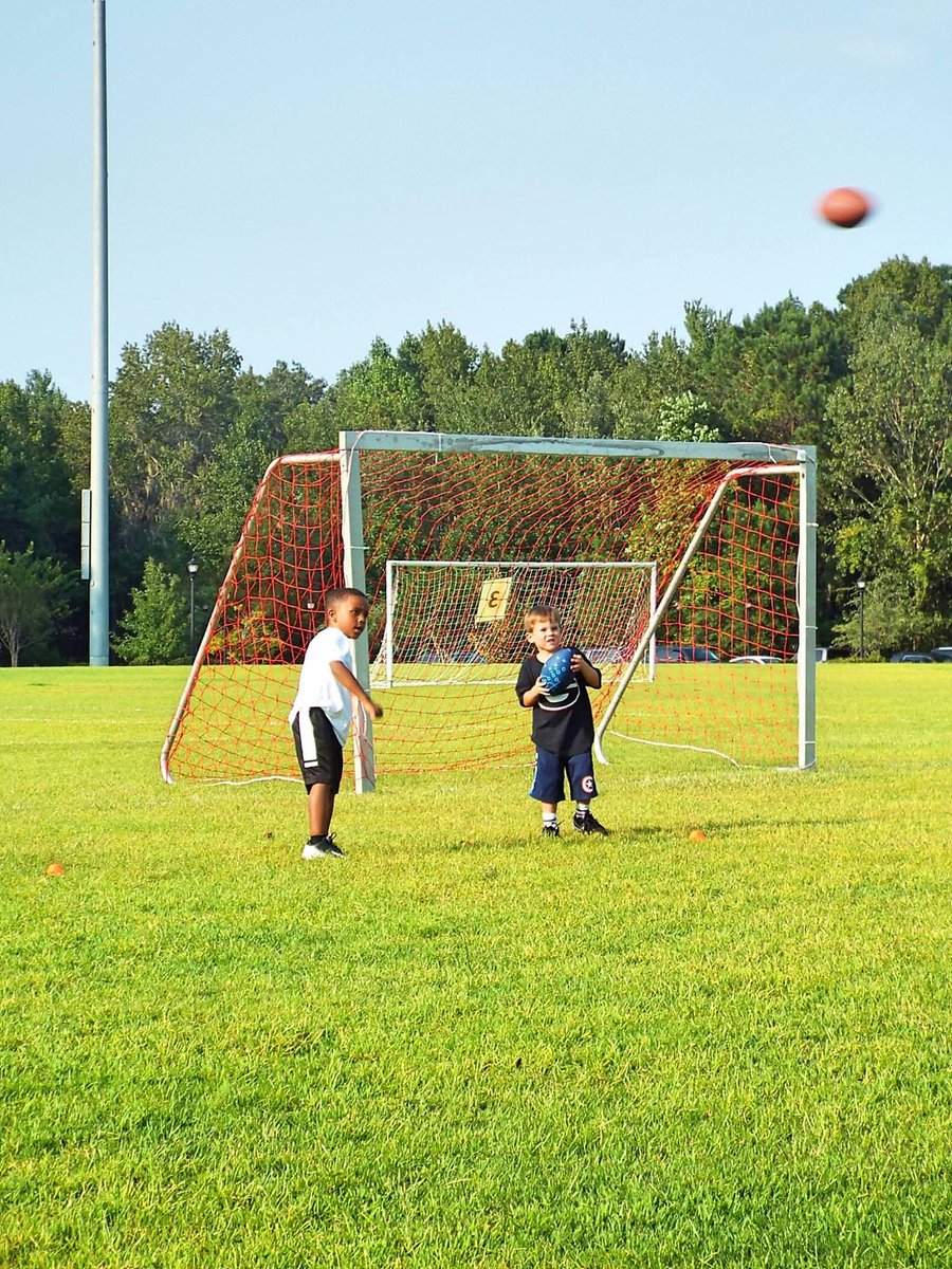 TonyCooper09's tweet image. I've been playing football since I was 5 yrs old! Can't believe that I will be going into my senior year next year and then off to college! time flies man!