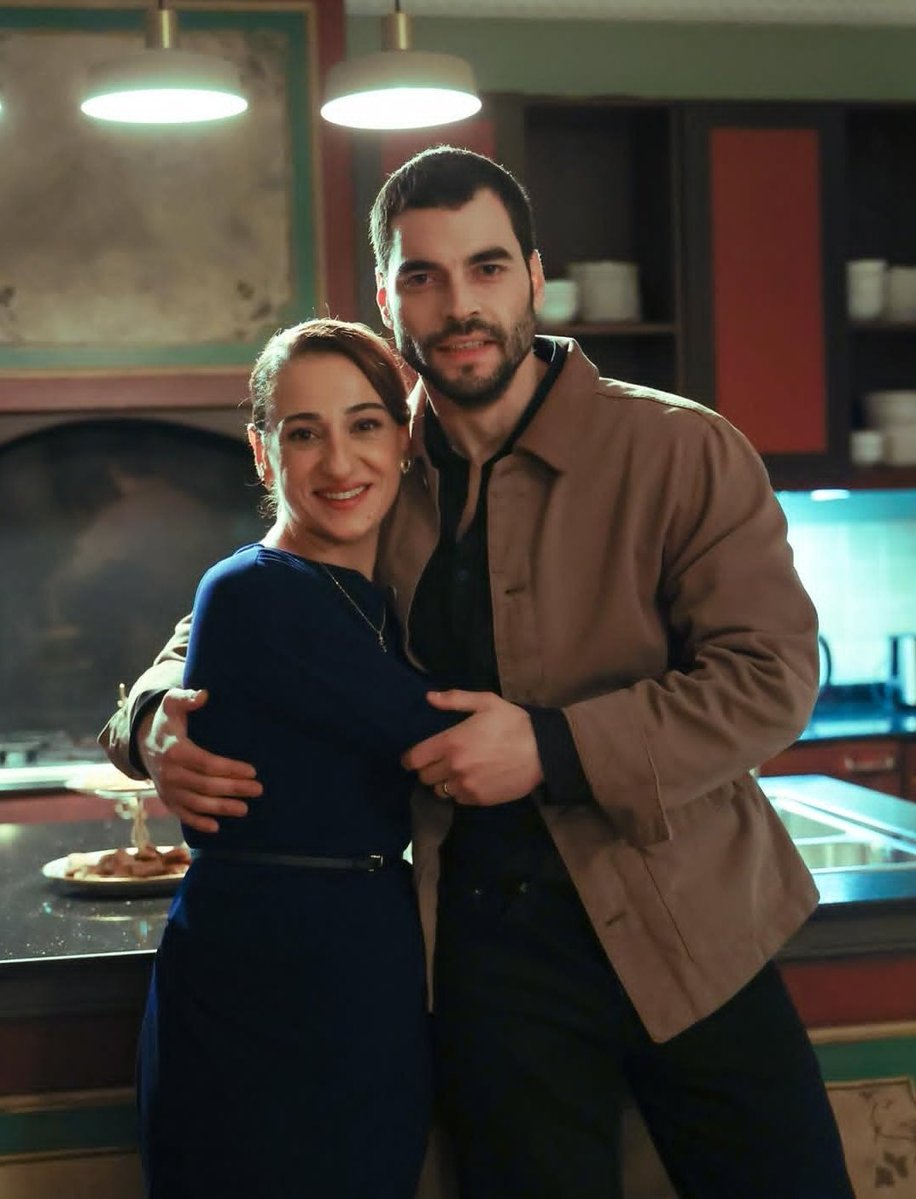 Opheliyya's tweet image. The way Akin is so loved and how he has such warm, respectful relationships with everyone on the cast and crew, especially the veterans, is honestly so admirable
#AkınAkınözü #Veliaht