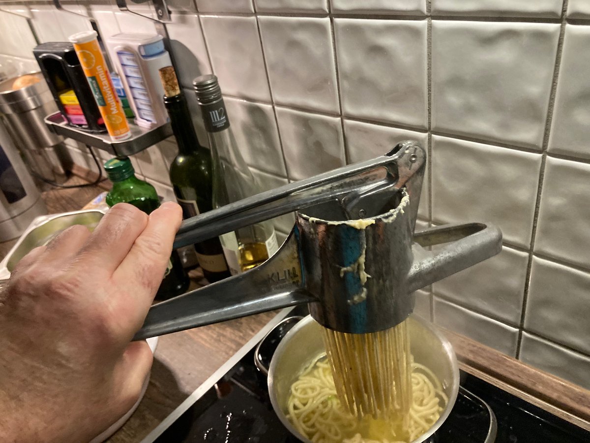 #KielerKüche Pizza Hüttenschmaus. 
Mit Rosenkohl, ausgelassener Kochwurst und Käsespätzle. Perfekt für die kalte Jahreszeit. Mir war heute danach. Klingt wild, ist aber lecker.