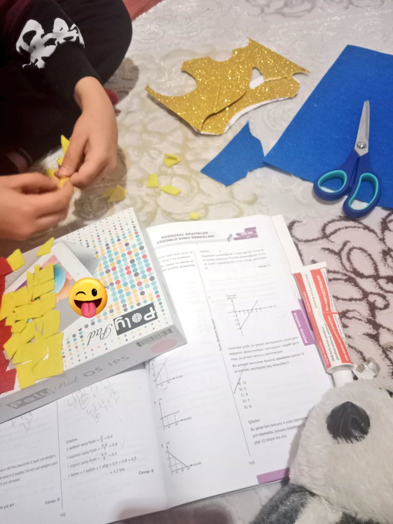 Gecenin bu vaktinde kumbara yapıyoruz. Neymişş el becerimiz gelişecekmiş😃😌