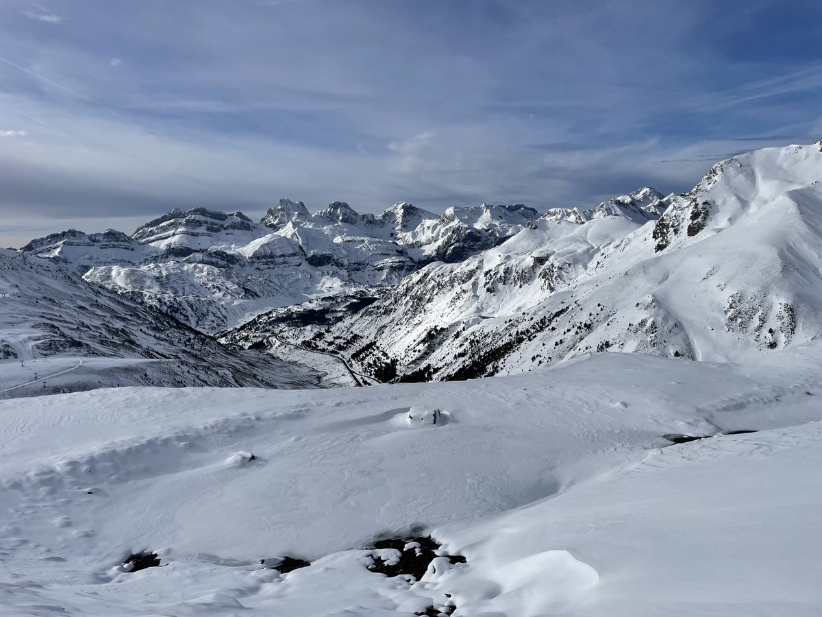 javiSpedrero's tweet photo. Bonitas cantidades de nieve este fin de semana en el Pirineo Occidental #nieve #canfranc #astun #candanchu #aragon https://t.co/iOjOSGYGcl