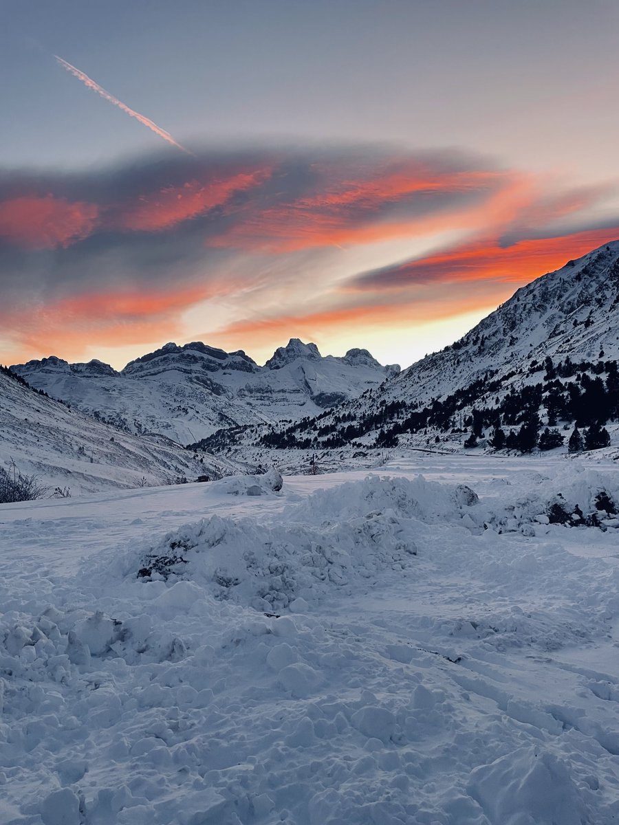 javiSpedrero's tweet photo. Bonitas cantidades de nieve este fin de semana en el Pirineo Occidental #nieve #canfranc #astun #candanchu #aragon https://t.co/iOjOSGYGcl