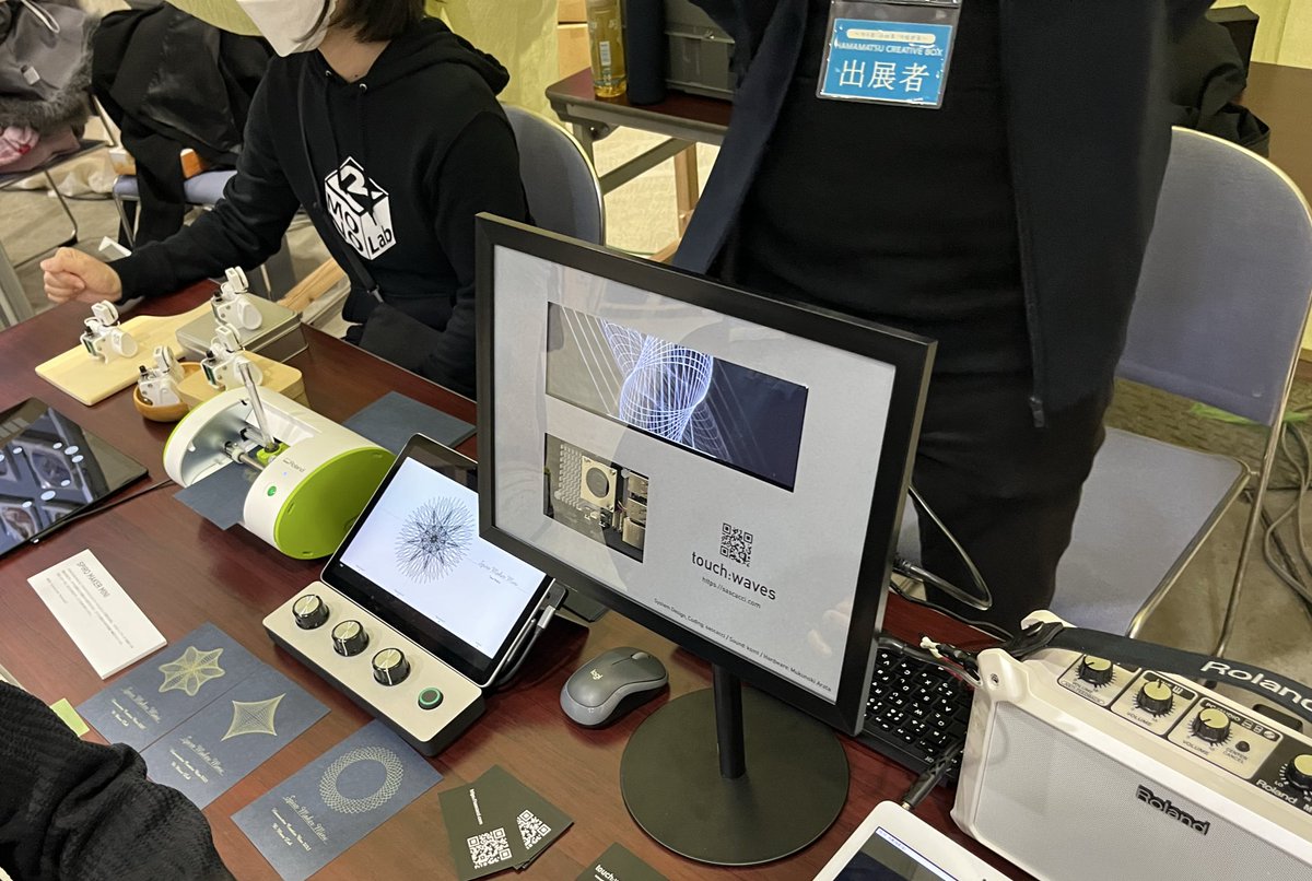 naan_moo's tweet photo. #HAMAMATSUCREATIVEBOX
@r_mono_lab さんの展示。ペンプロッタを使ってスピログラフ的な模様を描いていただいてる間、ほかの体験やおしゃべりさせていただきました。
個人活動がメインで、展示の時に集まるそう。 https://t.co/2EQSQNEx2d