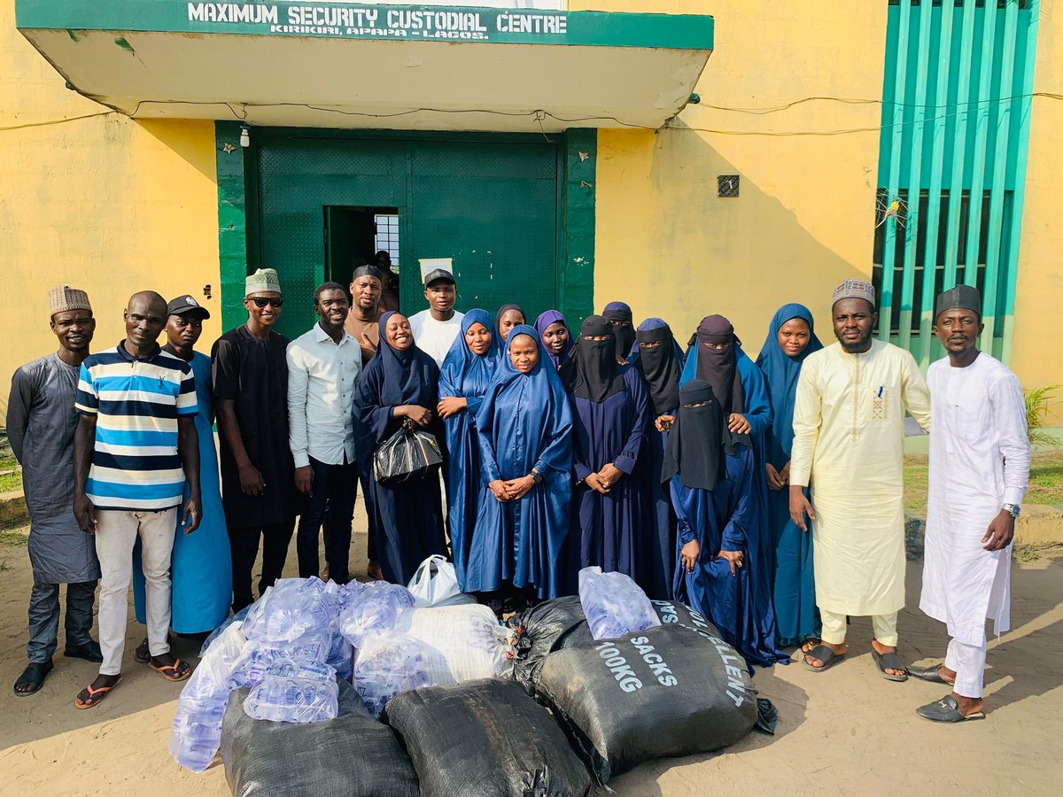 salahudeen33's tweet image. ASSALAMU ALAIKUM!

Today we were opportune to visits our Muslim brother at KIRIKIRI PRISON(Maximum Security Custodian Centre) APAPA LAGOS.  And what we saw touches our hearts, at the same time make some weep. We saw people who were abandoned, people who needed care, help, and…