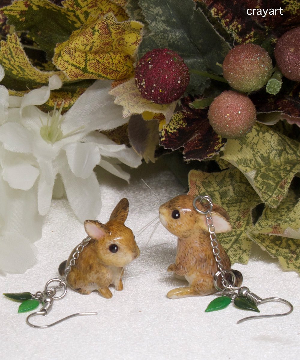 先日のネザーランドドワーフちゃんは無事にピアス作品になりました。チャームにはクリスマスっぽくイチゴも似合うかなぁと思いましたが、結局は定番の緑の葉っぱになりました。

#クレイアート #粘土細工  #ハンドメイド
#ネザーランドドワーフ　　#ピアス　
minne.com/@nipring10