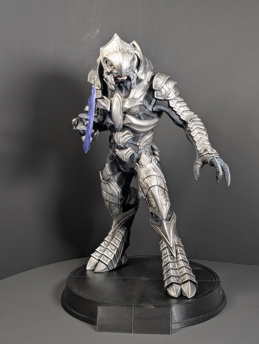 HOIDA247's tweet image. Finished another 14 inch Arbiter Statue for someone on IG.

Files from Galactic Armory.

Printed and painted by me.

#Halo #HaloSpotlight #Halo2