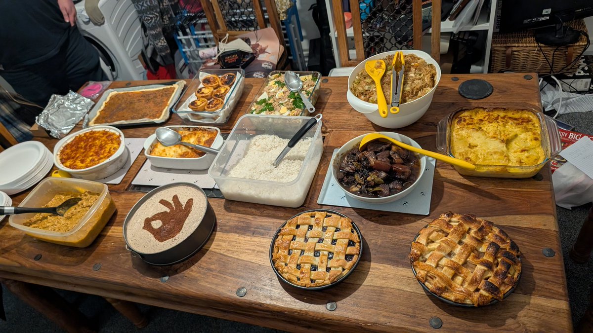 GeekyBanter's tweet photo. Tonight we give thanks for good friends and good food.

#friendsgiving https://t.co/Ie3JiphZHj
