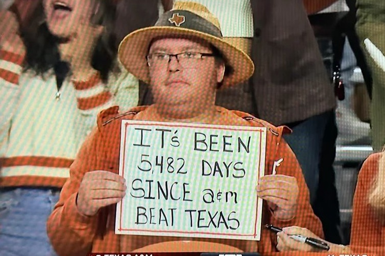My favorite sign from last nights game. 🤘 #hookem