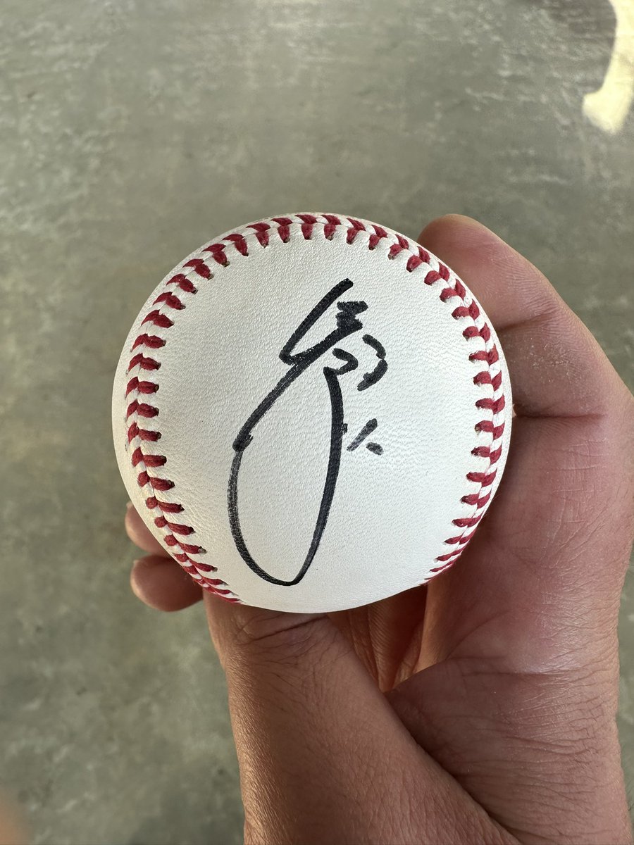 ルーキーの頃からずっと好きな選手なので、ついにサインがいただけて