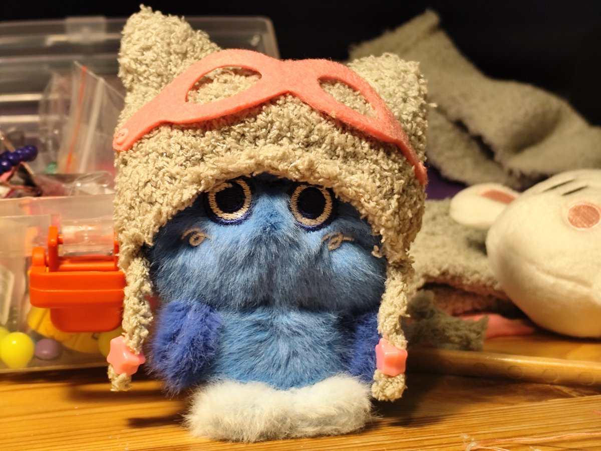 hysieme's tweet image. me for the entire day: i&apos;m so bored 😭 me at 2am: let&apos;s make hats! 🤡 (i&apos;d like to take this moment to say that i hate sewing 😭)