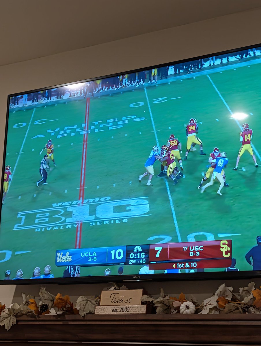 MarcTroast's tweet image. #UCLA vs #USC great rivalry! #battleforLA