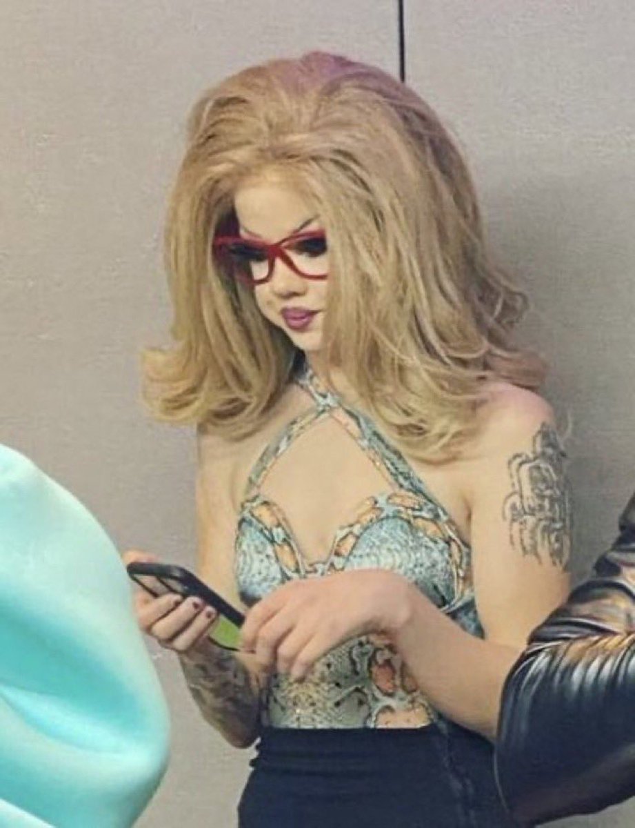 _jovipe's tweet image. ódio que eu seguia a m*** antes do corrida pq gosto das roupas que ela faz e relevava a biscoitagem mas com o corrida olho todos os videos assim agora